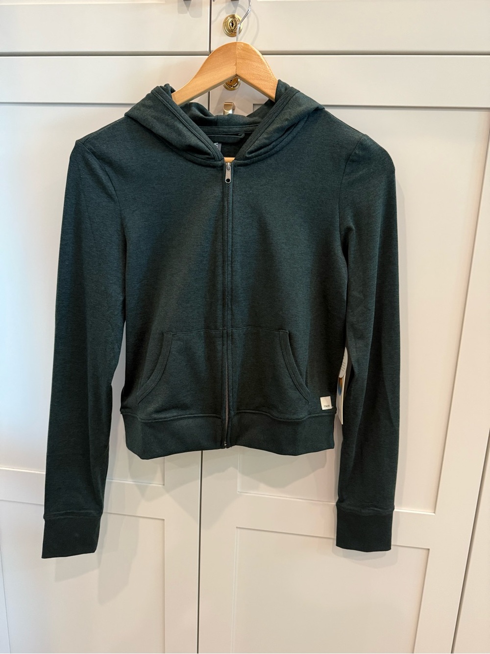 Vuori women’s cropped Zip-Up Hooded Jacket - Dark Green